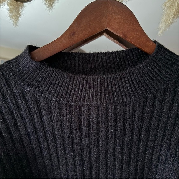 Forever 21 Black Ribbed Knit Cropped Sweater with Oversized Sleeves - Picture 4 of 6